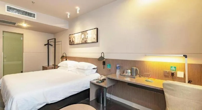 Bed in Jinjiang Inn Select Hohhot Chengjisihan Square Metro Station