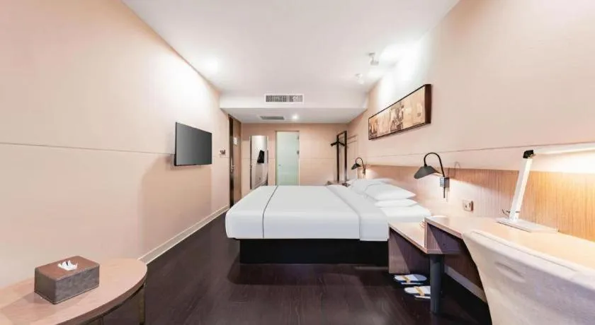 Bed in Jinjiang Inn Select Hohhot Chengjisihan Square Metro Station