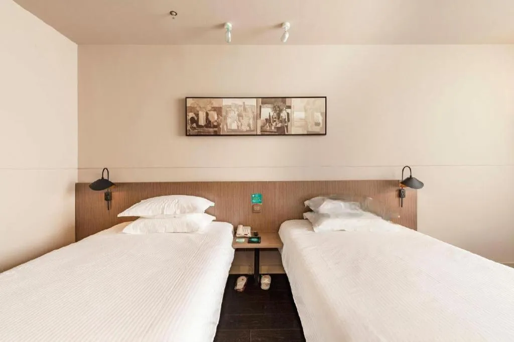 Bed in Jinjiang Inn Select Hohhot Chengjisihan Square Metro Station