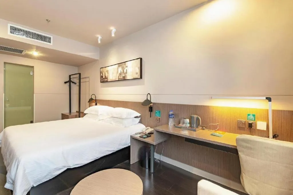 Bed in Jinjiang Inn Select Hohhot Chengjisihan Square Metro Station