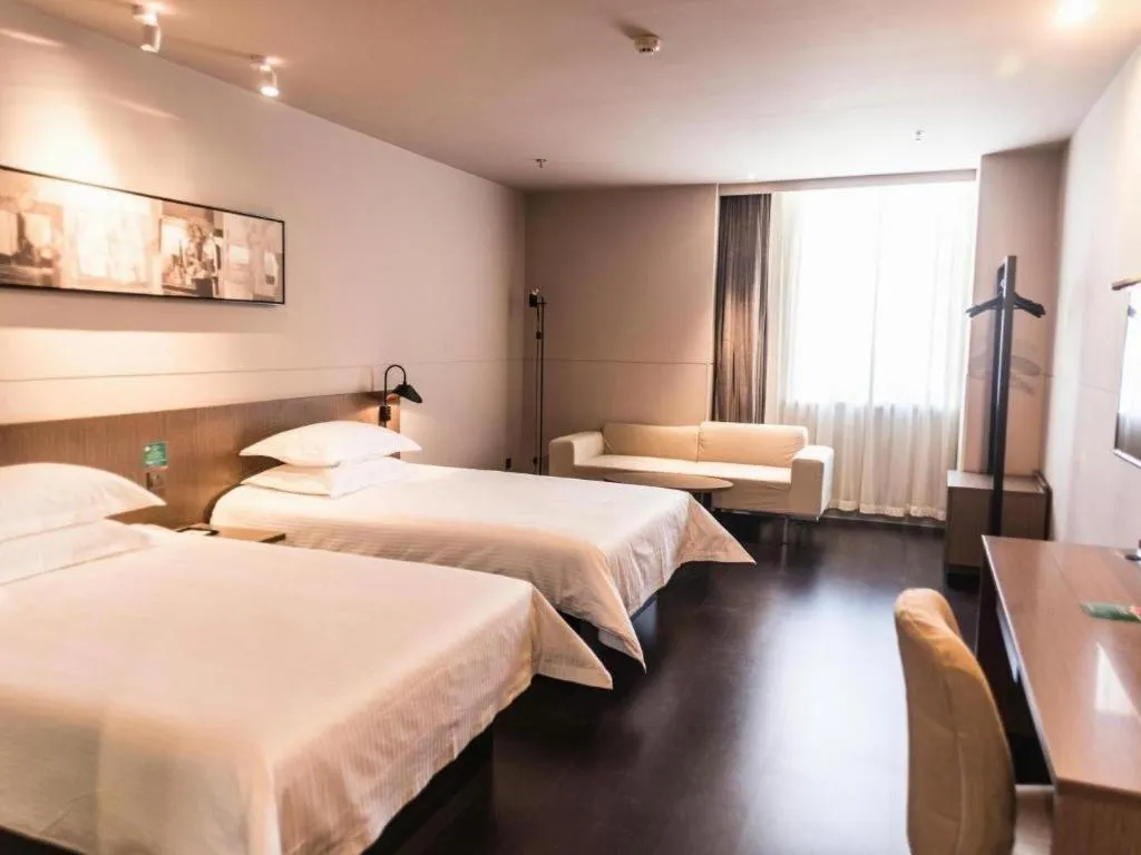 Bed in Jinjiang Inn Select Hohhot Chengjisihan Square Metro Station