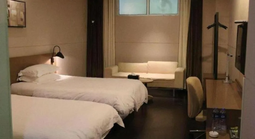 Bed in Jinjiang Inn Select Hohhot Chengjisihan Square Metro Station