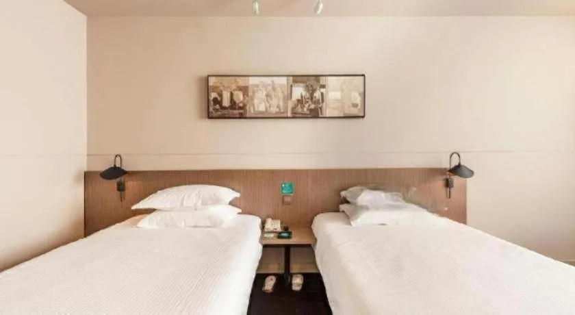 Bed in Jinjiang Inn Select Hohhot Chengjisihan Square Metro Station