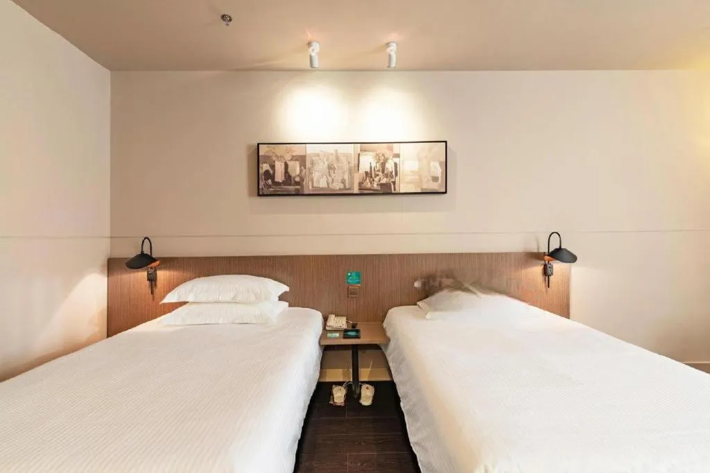 Bed in Jinjiang Inn Select Hohhot Chengjisihan Square Metro Station