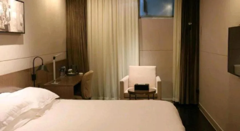 Bed in Jinjiang Inn Select Hohhot Chengjisihan Square Metro Station
