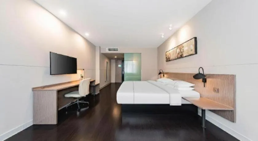 Bed in Jinjiang Inn Select Hohhot Chengjisihan Square Metro Station