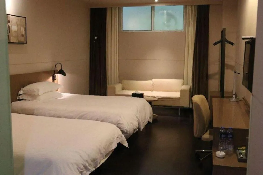 Bed in Jinjiang Inn Select Hohhot Chengjisihan Square Metro Station