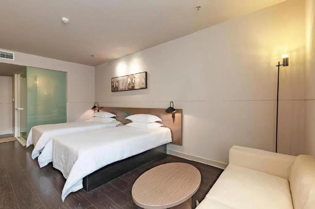 Bed in Jinjiang Inn Select Hohhot Chengjisihan Square Metro Station