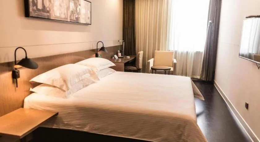 Bed in Jinjiang Inn Select Hohhot Chengjisihan Square Metro Station