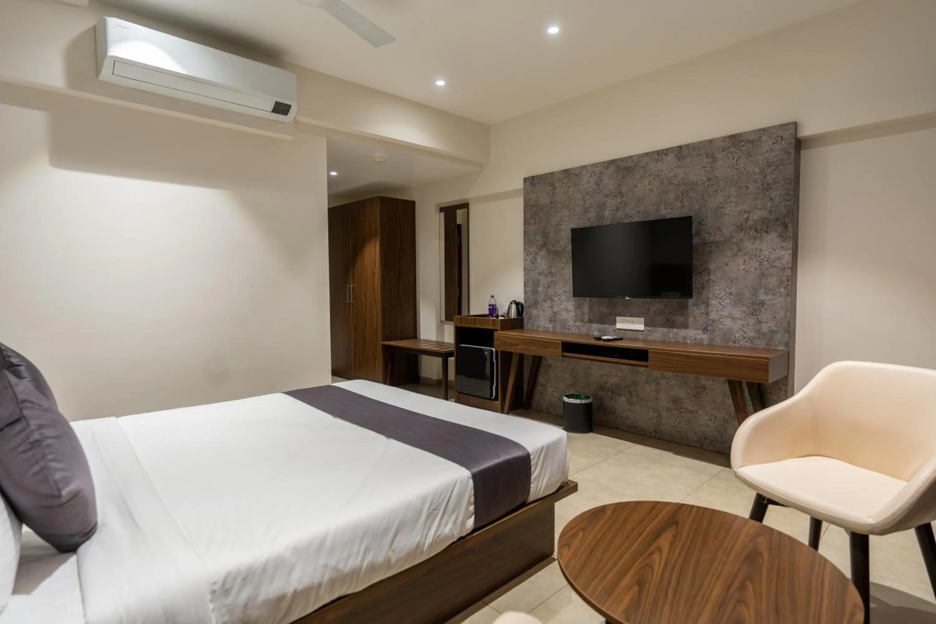 Bedroom, Bed in The Living Hub Business Hotel, Kolhapur