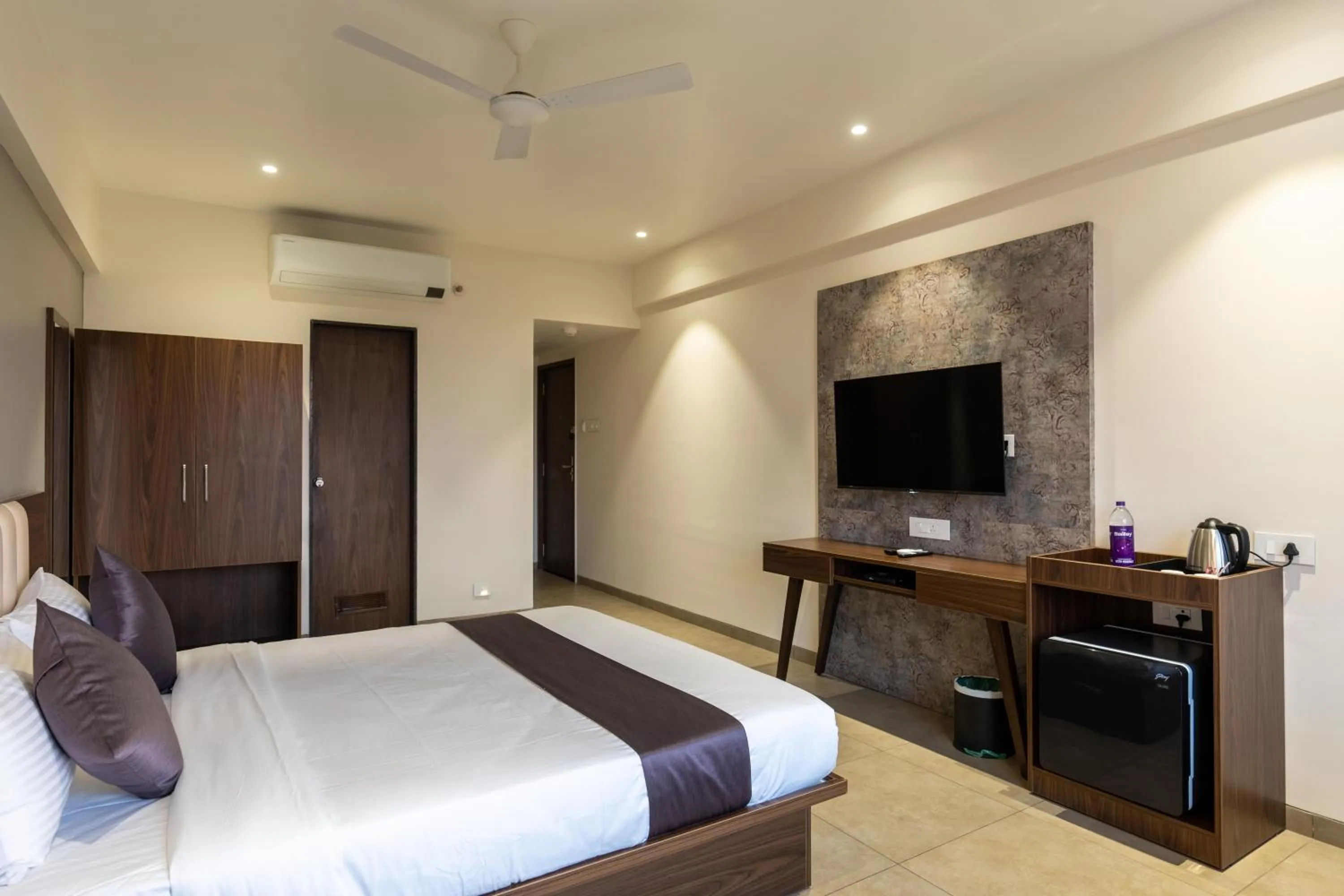 Bedroom, Bed in The Living Hub Business Hotel, Kolhapur