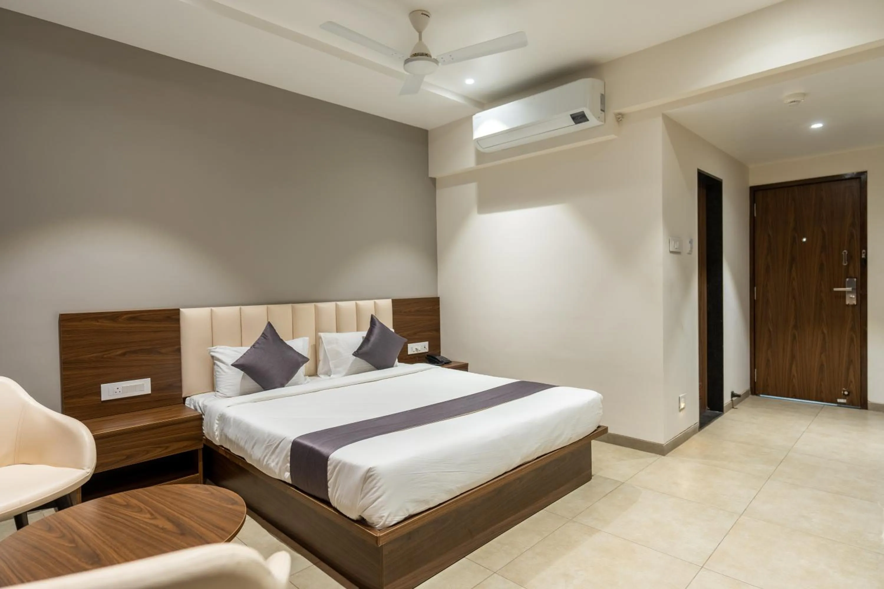 Bedroom, Bed in The Living Hub Business Hotel, Kolhapur
