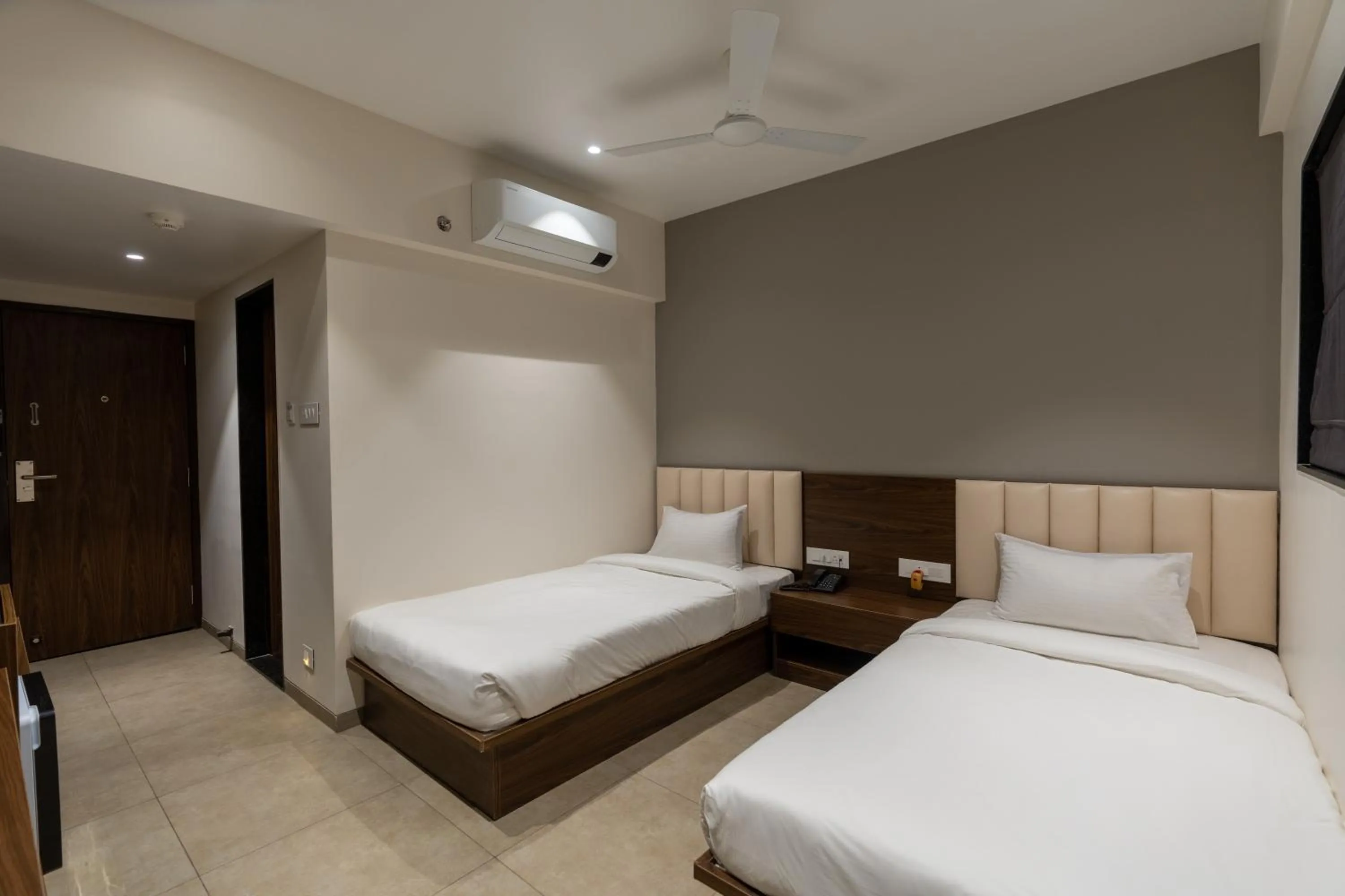 Bed in The Living Hub Business Hotel, Kolhapur