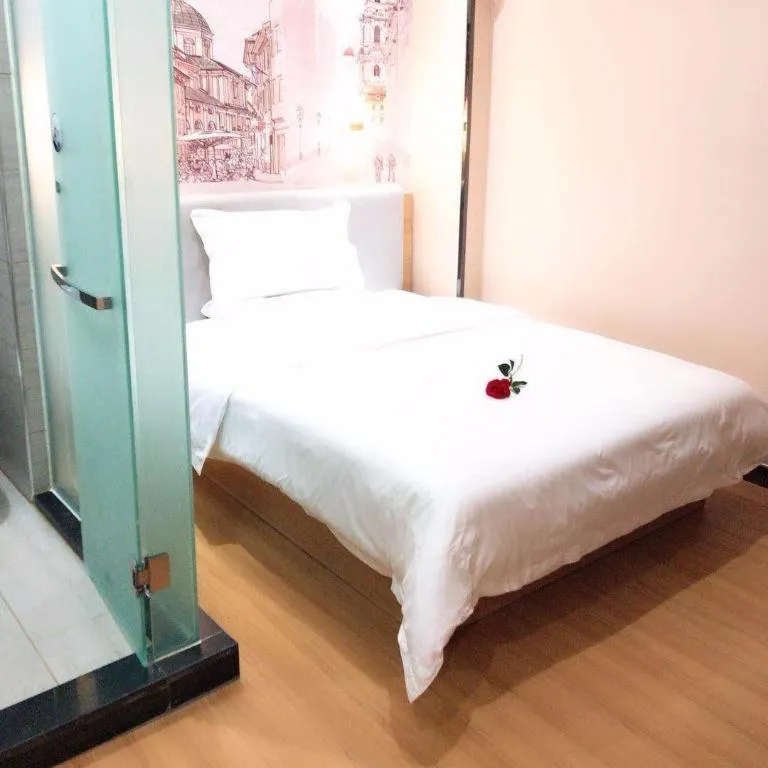 Bed in 7 Days Premium Qingdao World of Ocean Qingdao University