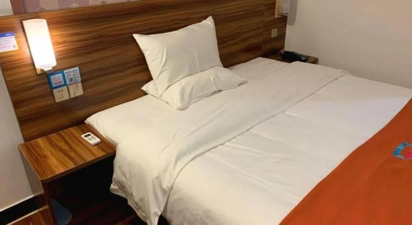 Bed in PAI Hotel Guangzhou Baiyun International Airport Zhongluotan Zhuliao Metro Station