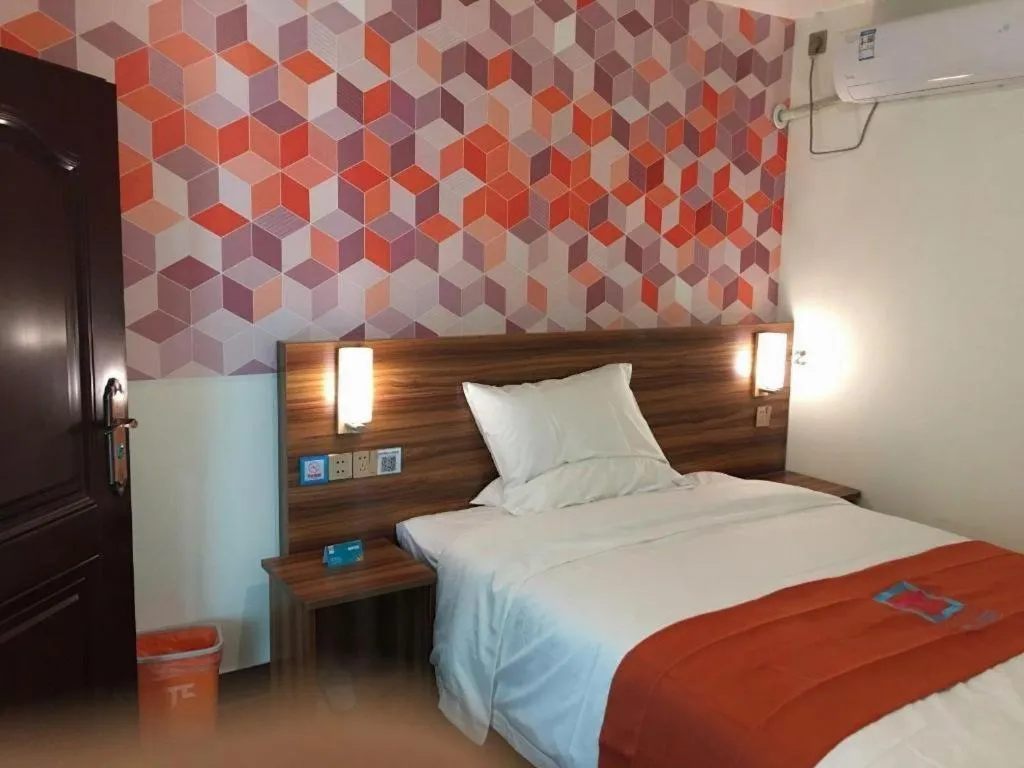 Bed in PAI Hotel Guangzhou Baiyun International Airport Zhongluotan Zhuliao Metro Station