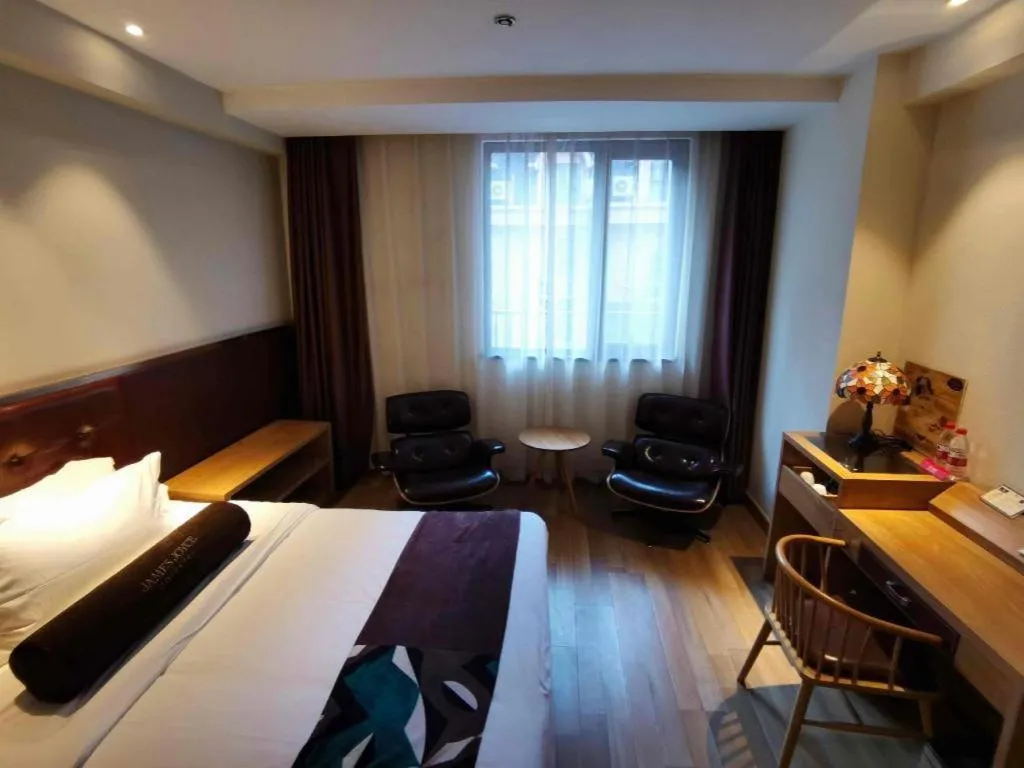 Bed in James Joyce Coffetel Zhengzhou CBD Exhibition Center Provincial People's Hospital