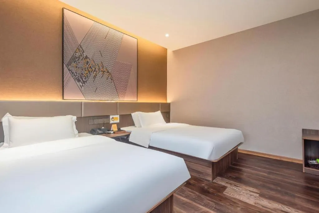 Bed in IU Hotel Qingdao Golden Beach Xuejiadao Metro Station