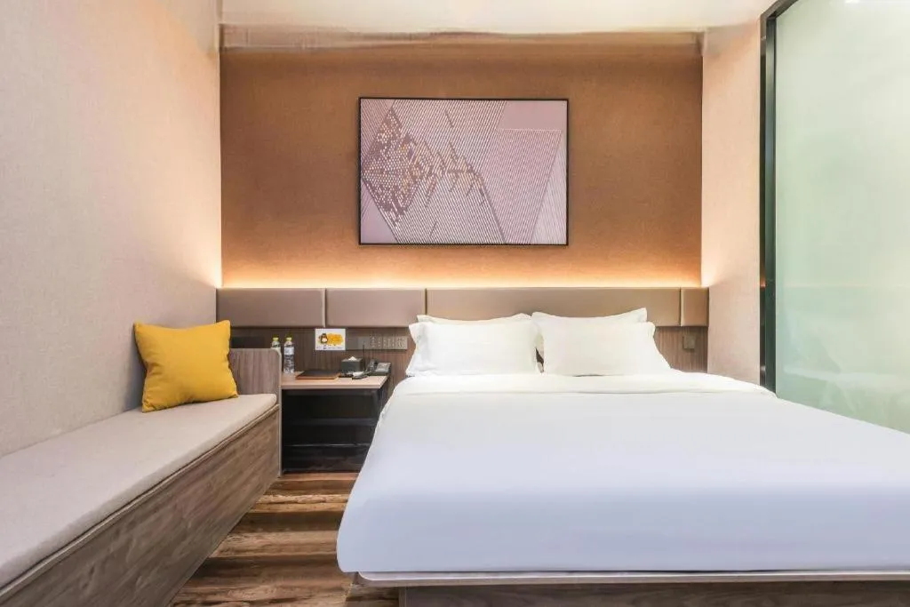 Bed in IU Hotel Qingdao Golden Beach Xuejiadao Metro Station