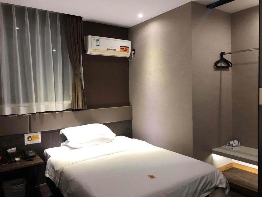 Bed in IU Hotel Qingdao Golden Beach Xuejiadao Metro Station