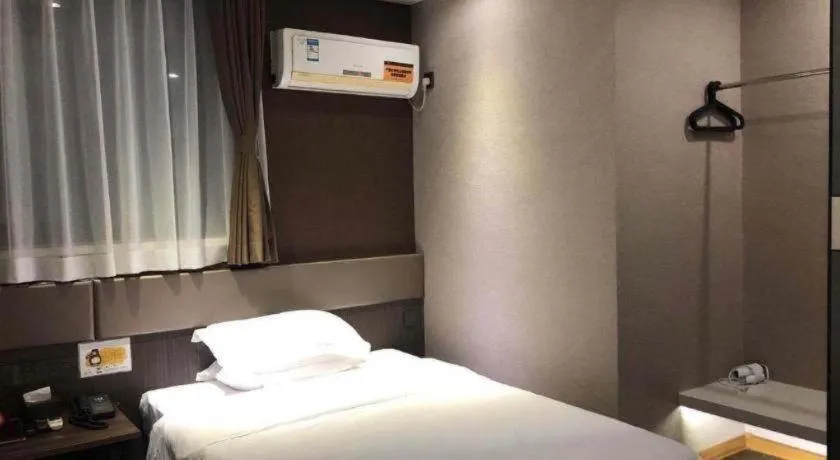 Bed in IU Hotel Qingdao Golden Beach Xuejiadao Metro Station