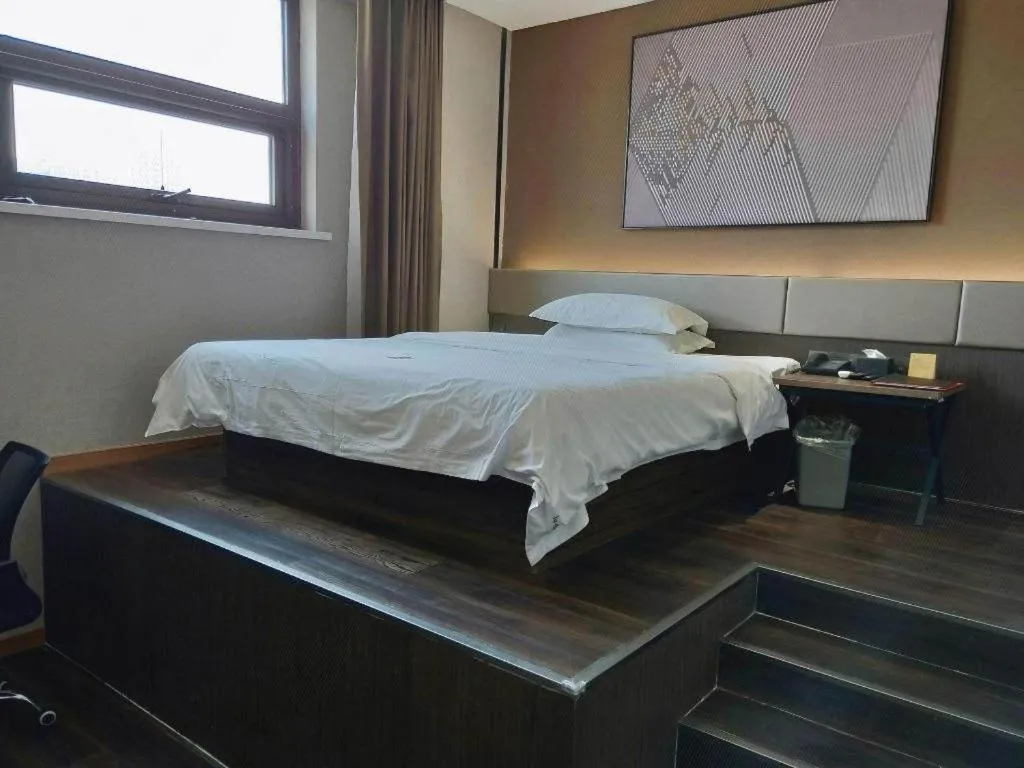Bed in IU Hotel Qingdao Golden Beach Xuejiadao Metro Station