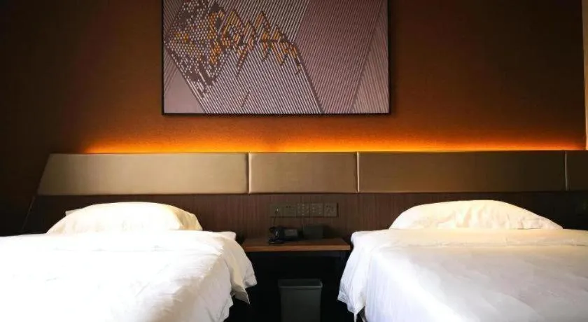 Bed in IU Hotel Qingdao Golden Beach Xuejiadao Metro Station