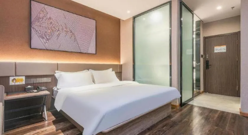 Bed in IU Hotel Qingdao Golden Beach Xuejiadao Metro Station