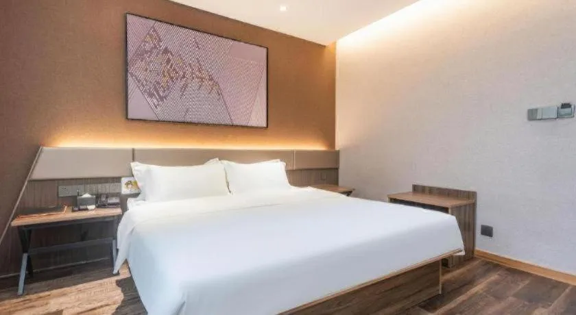 Bed in IU Hotel Qingdao Golden Beach Xuejiadao Metro Station