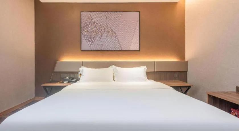 Bed in IU Hotel Qingdao Golden Beach Xuejiadao Metro Station