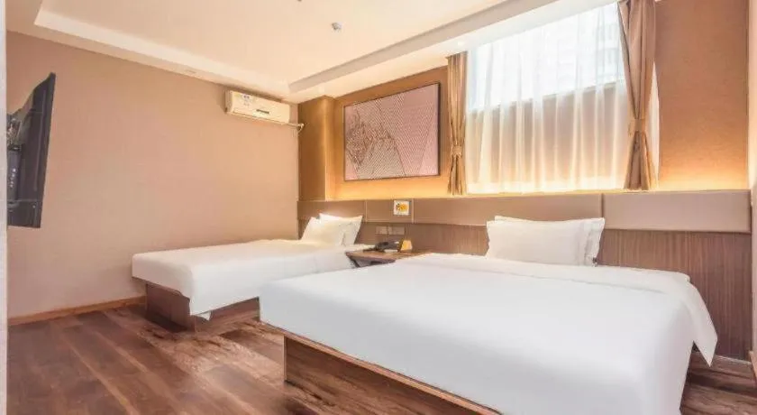 Bed in IU Hotel Qingdao Golden Beach Xuejiadao Metro Station