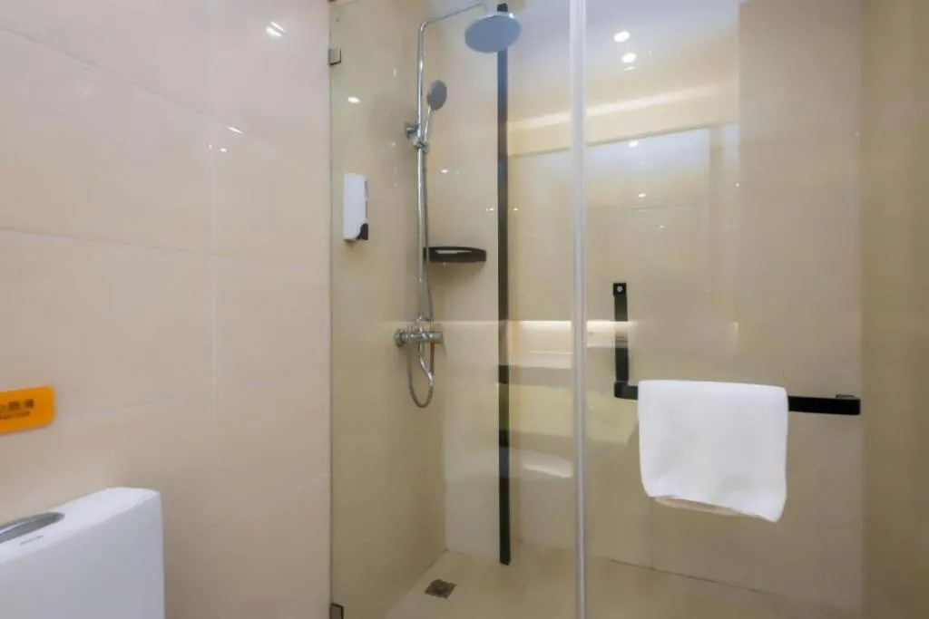 IU Hotel Qingdao Golden Beach Xuejiadao Metro Station