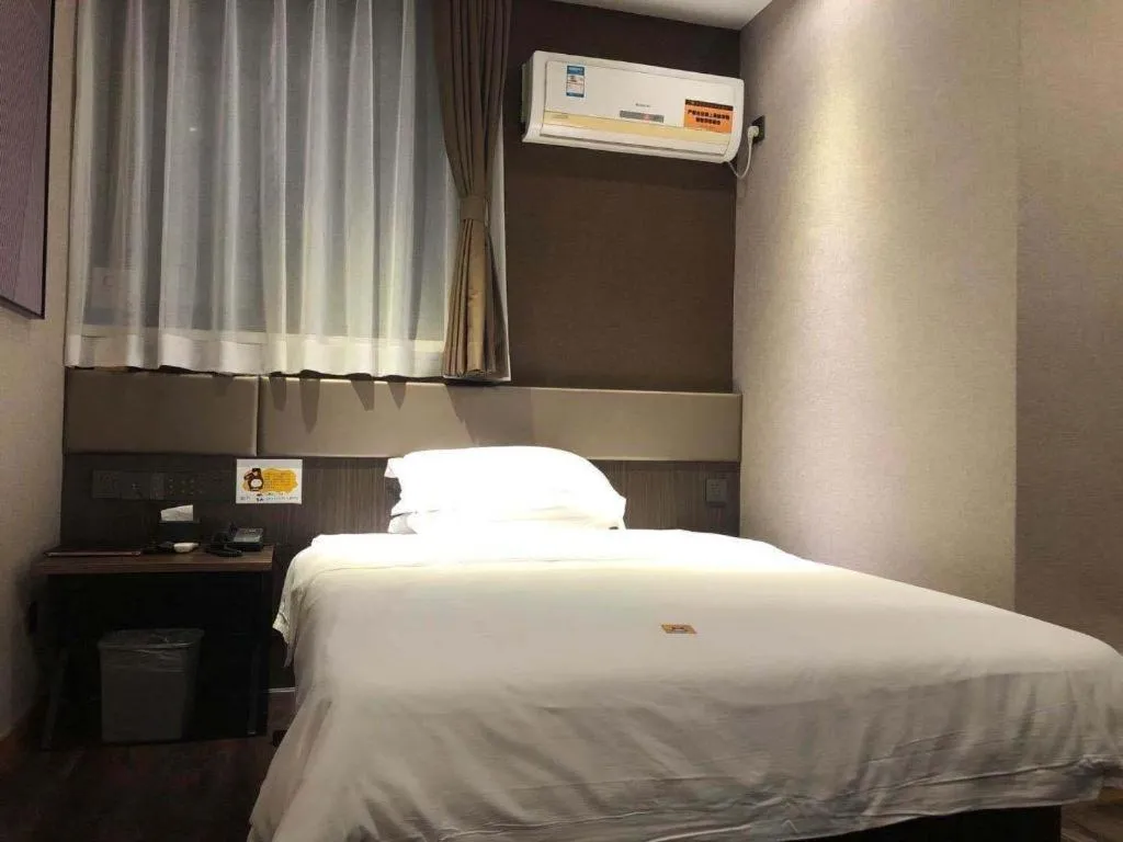 Bed in IU Hotel Qingdao Golden Beach Xuejiadao Metro Station