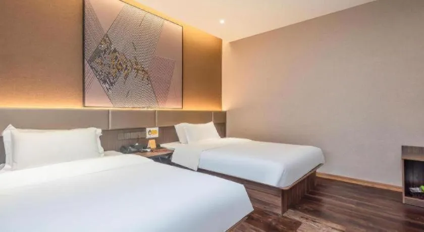 Bed in IU Hotel Qingdao Golden Beach Xuejiadao Metro Station