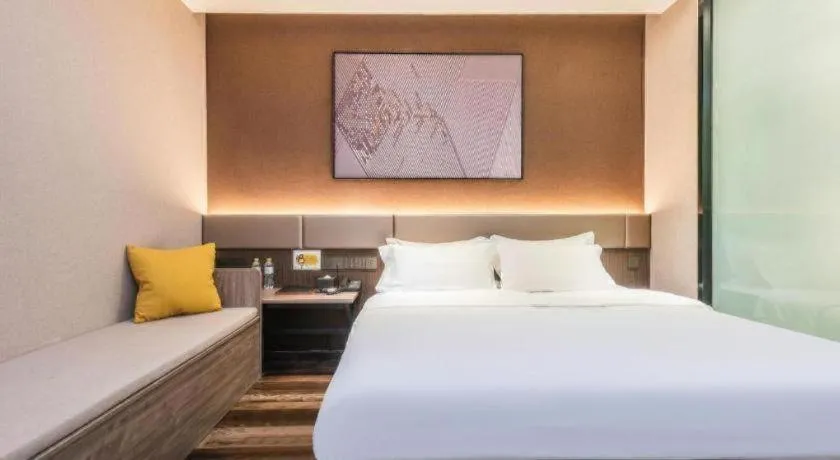 Bed in IU Hotel Qingdao Golden Beach Xuejiadao Metro Station