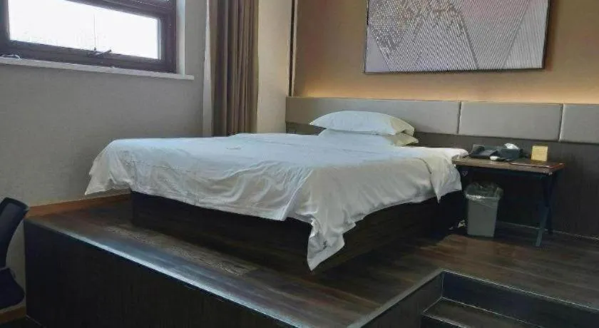Bed in IU Hotel Qingdao Golden Beach Xuejiadao Metro Station