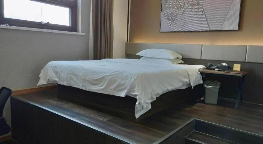 Bed in IU Hotel Qingdao Golden Beach Xuejiadao Metro Station