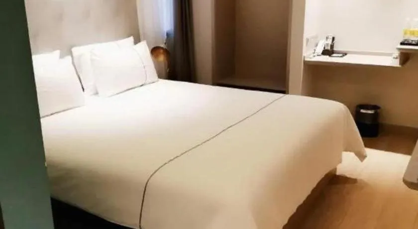 Bed in Magnotel Hotel Suzhou Guanqian Street Pingjiang Road