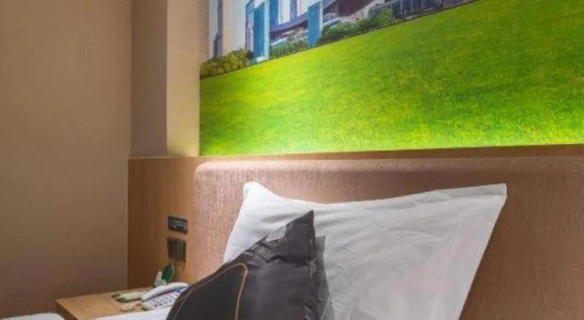 Bed in Chonpines Hotel Shenzhen Gongming Honghuashan Metro Station