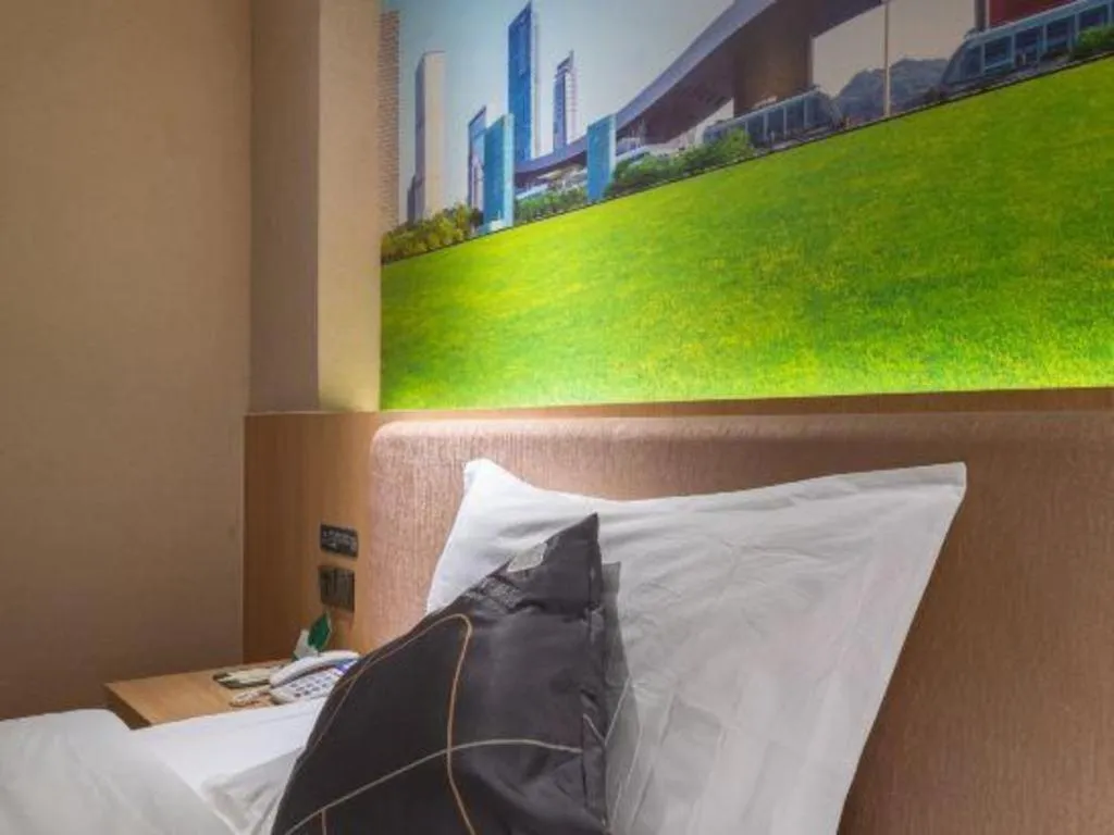 Bed in Chonpines Hotel Shenzhen Gongming Honghuashan Metro Station