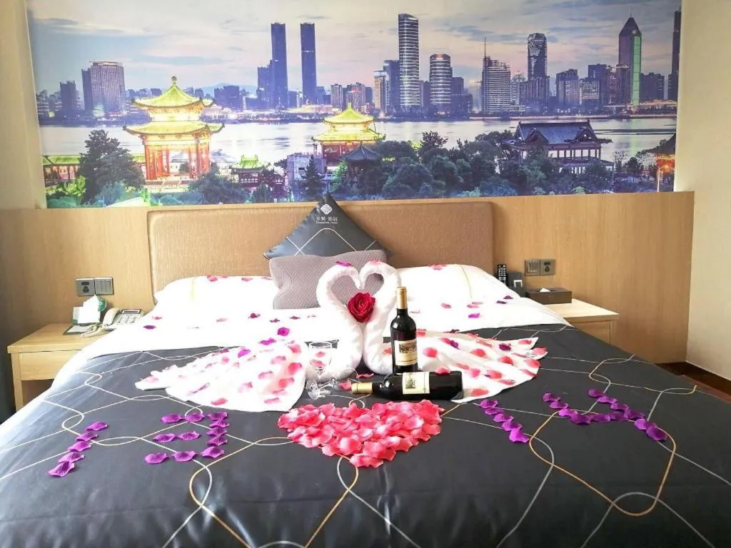 Bed in Chonpines Hotel Shenzhen Gongming Honghuashan Metro Station