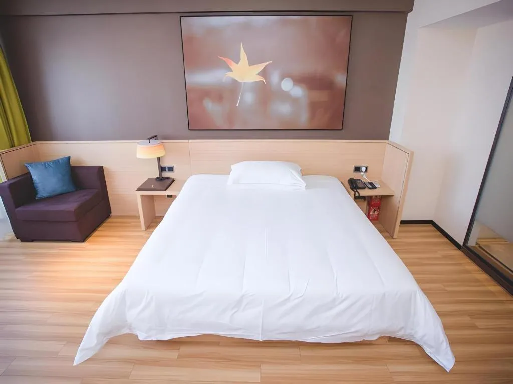Bed in IU Hotel Baoding Yuhua East Road Passenger Center