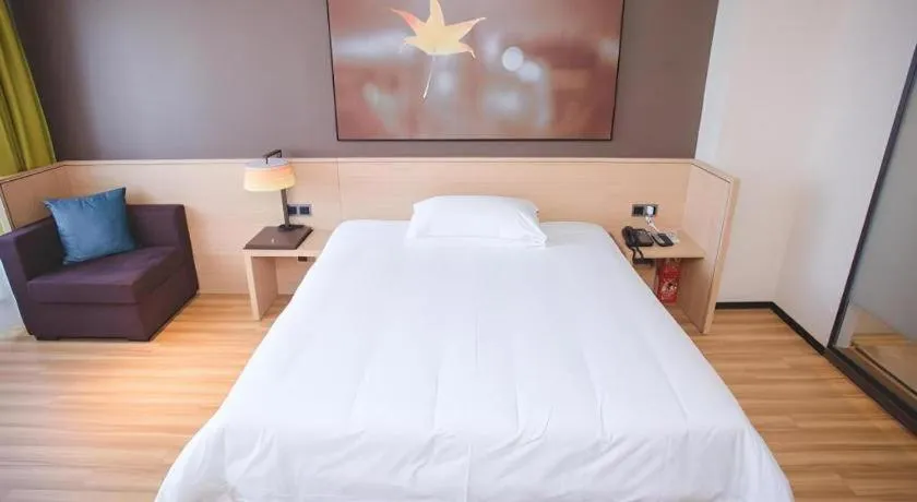 Bed in IU Hotel Baoding Yuhua East Road Passenger Center