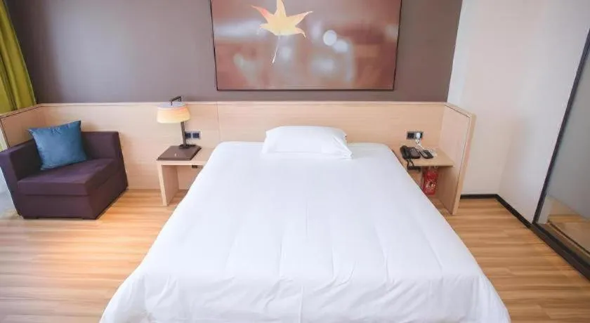 Bed in IU Hotel Baoding Yuhua East Road Passenger Center