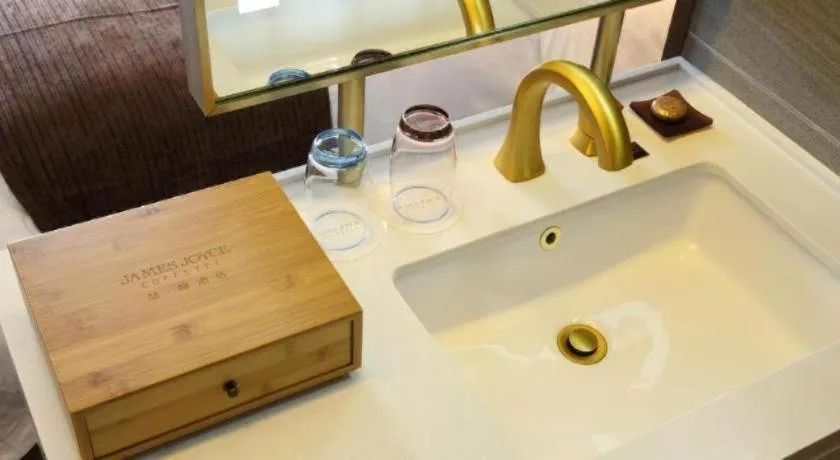 James Joyce Coffetel·Nannign Shanglin Tongle Road