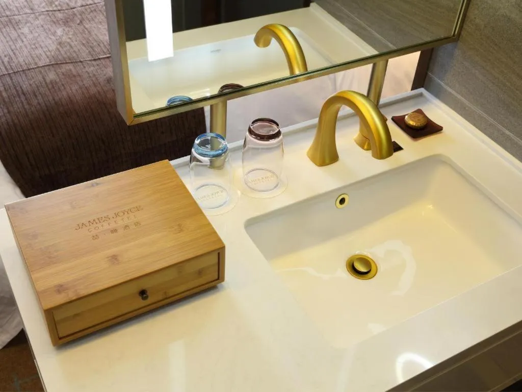 James Joyce Coffetel·Nannign Shanglin Tongle Road