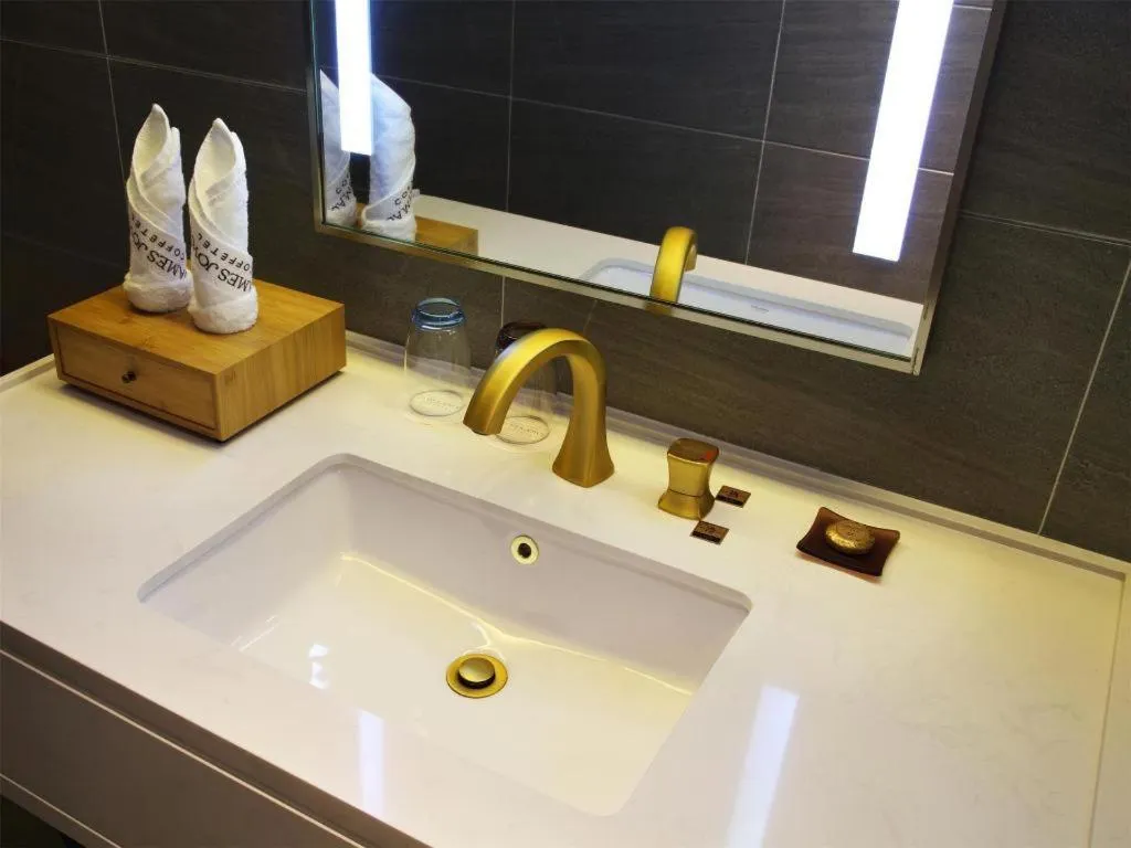 James Joyce Coffetel·Nannign Shanglin Tongle Road