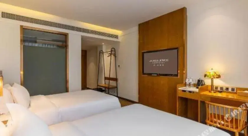 Bed in James Joyce Coffetel·Chadianzi Passenger Terminal Jinke Bei Road Metro Station Bed in James Joyce Coffetel·Chadianzi Passenger Terminal Jinke Bei Road Metro Station