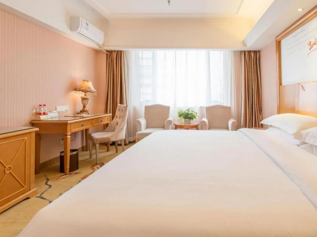 Bed in Vienna Hotel Inner Mongolia Hohhot Railway Station Gongzhufu Metro Station