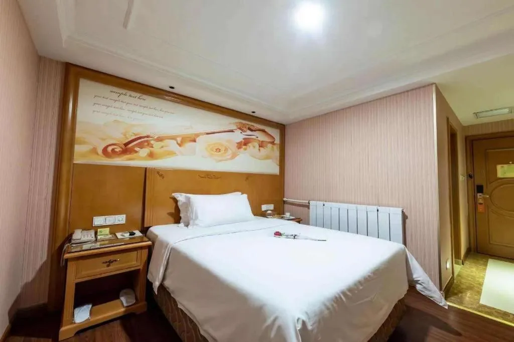 Bed in Vienna Hotel Inner Mongolia Hohhot Railway Station Gongzhufu Metro Station